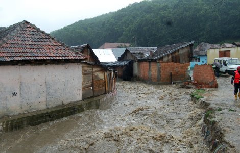 Informare ANM: Instabilitate atmosferică și cantități de apă însemnate în mare parte din țară, până miercuri