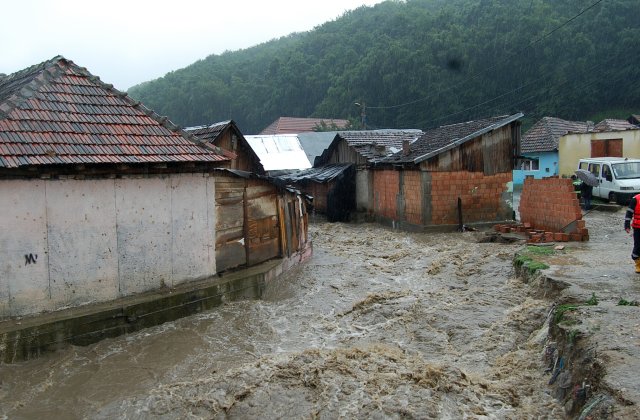 Informare ANM: Instabilitate atmosferică și cantități de apă însemnate în mare parte din țară, până miercuri