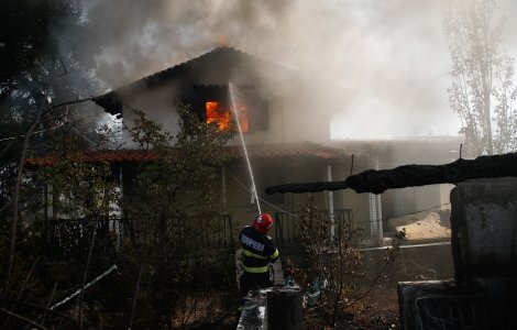 Pompierii români aflați în Grecia au acționat pentru limitarea propagării flăcărilor în zona Vilia