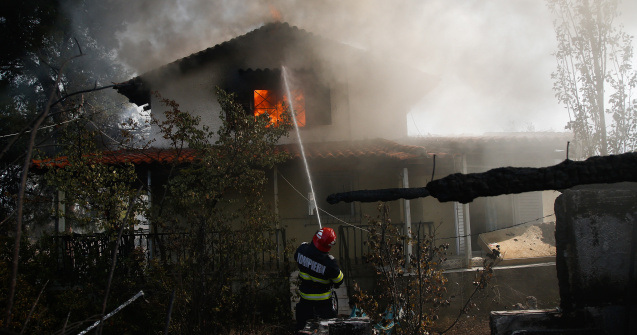 Pompierii români aflați în Grecia au acționat pentru limitarea propagării flăcărilor în zona Vilia