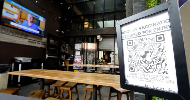 Gest nebunesc făcut de un italian. Și-a tatuat pe braț codul QR de pe certificatul de vaccinare