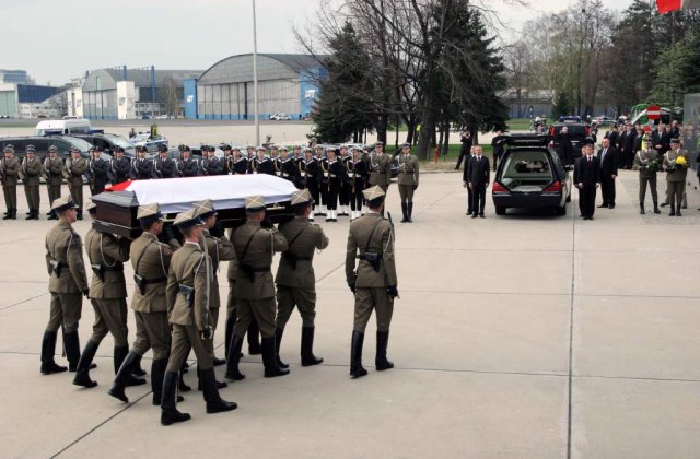 Polonezii si-au luat ramas bun de la sotii Kaczynski