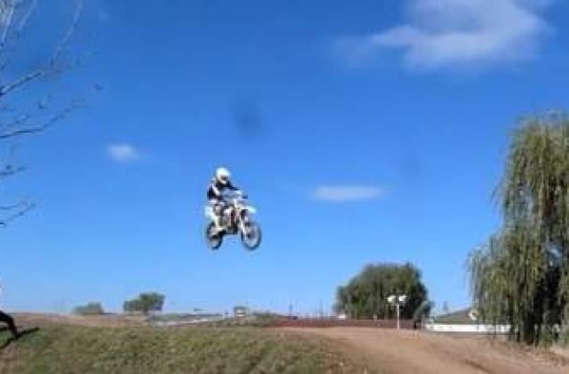 La 9 ani Aida sare cu motocicleta mai ceva ca tatal ei: pasiune in familie!