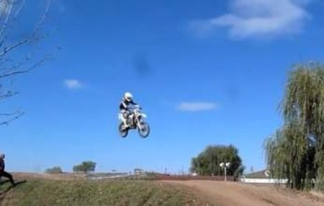 La 9 ani Aida sare cu motocicleta mai ceva ca tatal ei