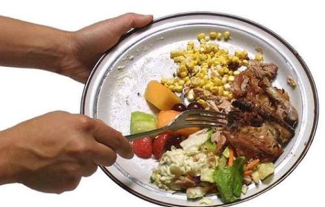 Romanii arunca 5 milioane de tone de mancare in fiecare an