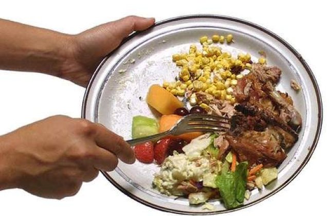 Romanii arunca 5 milioane de tone de mancare in fiecare an