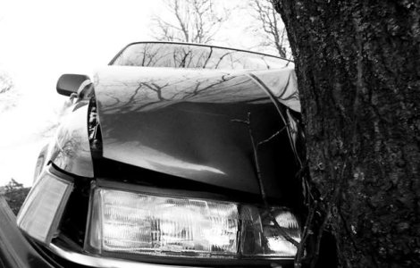 Valcea: 3 morti si un ranit dupa ce o masina a intrat intr-un imobil