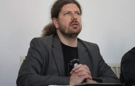 Remus Cernea ii ofera lui Valeriu Zgonea un tricou cu Pink Floyd