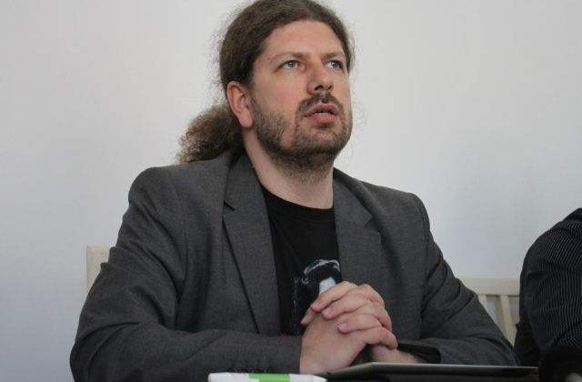 Remus Cernea ii ofera lui Valeriu Zgonea un tricou cu Pink Floyd