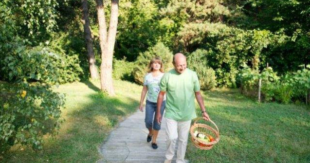 Traian Basescu a postat pe Facebook imagini din gradina sa de legume