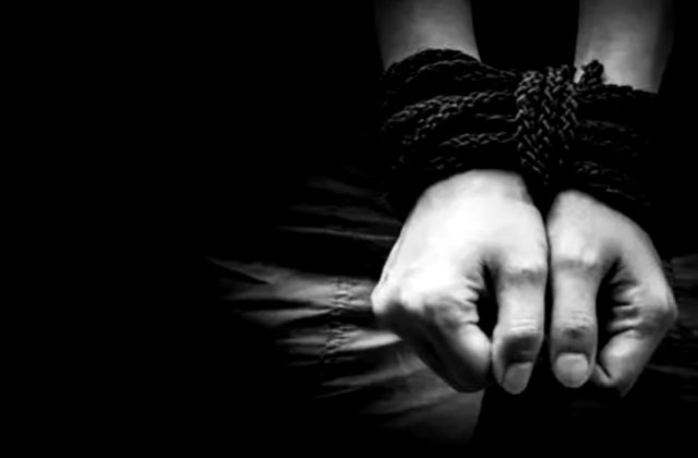 Ca-n codru. O fată de 14 ani a fost răpită cu mașina de pe stradă