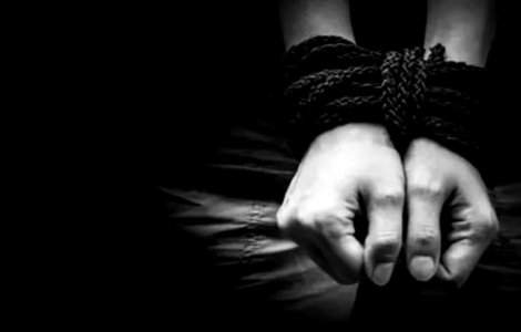 Ca-n codru. O fată de 14 ani a fost răpită cu mașina de pe stradă