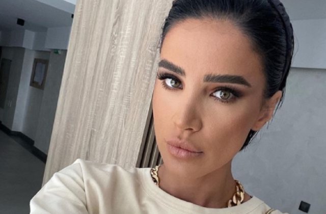 Adelina Pestrițu, desfințată de internauți din cauza alegerilor vestimentare: „Arată ca slipul lu’ bunică-mea de acum 50 de ani”