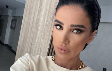 Adelina Pestrițu, desfințată de internauți din cauza alegerilor vestimentare: „Arată ca slipul lu’ bunică-mea de acum 50 de ani”