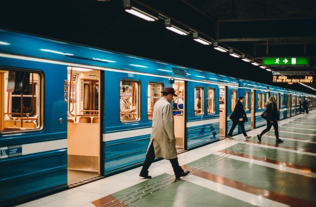 Două persoane au fost rănite &icirc;ntr-un atac cu acid la metroul din Tokyo. Suspectul este dat &icirc;n căutare