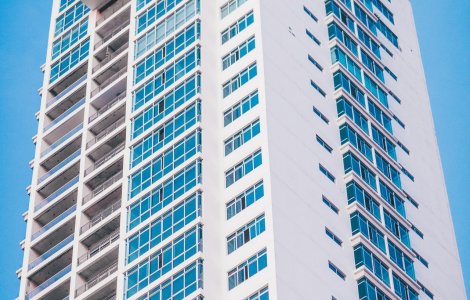 DGASPC cere decăderea drepturilor părintești a mamei gemenilor căzuți de la etaj