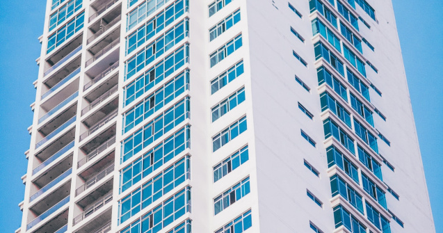 DGASPC cere decăderea drepturilor părintești a mamei gemenilor căzuți de la etaj