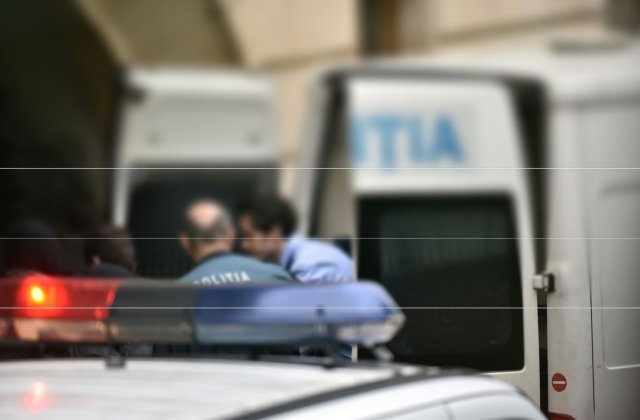 Arestarea unui t&acirc;năr de 18 ani a luat o turnură de r&acirc;sul lumii. Băiatul a profitat de neatenția polițiștilor