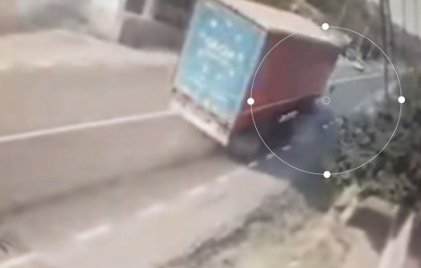 VIDEO Manevră spectaculoasă pentru a salva viața unei bătrâne inconștiente. Pensionara a fost evitată la milimetru de un TIR