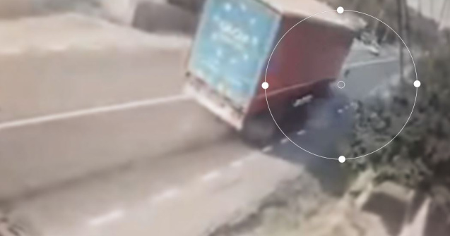 VIDEO Manevră spectaculoasă pentru a salva viața unei bătrâne inconștiente. Pensionara a fost evitată la milimetru de un TIR