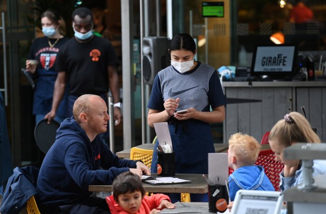 Patronii de restaurante au de gând să mărească prețurile din toamnă