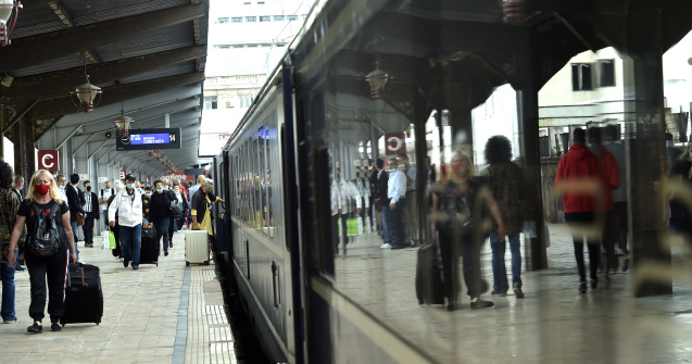 Minune la CFR. Ruta feroviară pe care românii pot plăti biletul cu cardul direct în tren