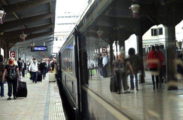 Minune la CFR. Ruta feroviară pe care românii pot plăti biletul cu cardul direct în tren
