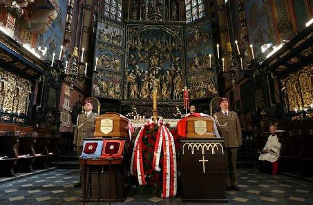 Cine a venit si cine a lipsit de la funeraliile presedintelui Kaczynski?