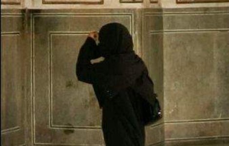 Un cleric iranian: "Cutremurele sunt produse de femeile adultere"