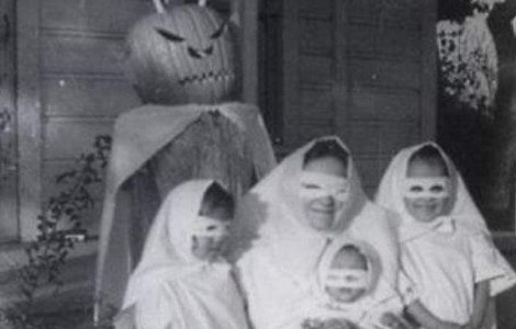  Top  Top 10 cele mai BIZARE costume de Halloween din trecut