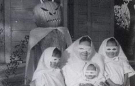  Top  Top 10 cele mai BIZARE costume de Halloween din trecut