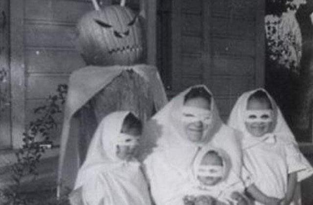 Top 10 cele mai BIZARE costume de Halloween din trecut
