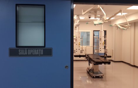 Cadru medical ajuns din salvator victimă. O lampă UV i-a căzut în cap în timpul unei intervenții