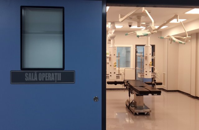 Cadru medical ajuns din salvator victimă. O lampă UV i-a căzut în cap în timpul unei intervenții