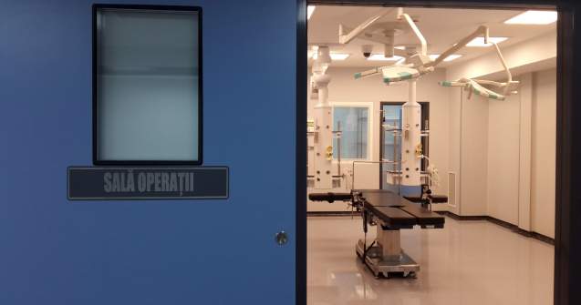 Cadru medical ajuns din salvator victimă. O lampă UV i-a căzut în cap în timpul unei intervenții