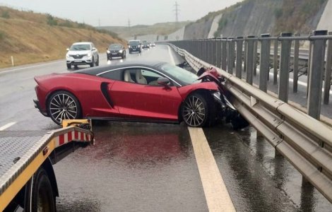 Bolid de 200.000 de euro făcut praf pe autostrada Transilvania. Șoferul avea permisul suspendat