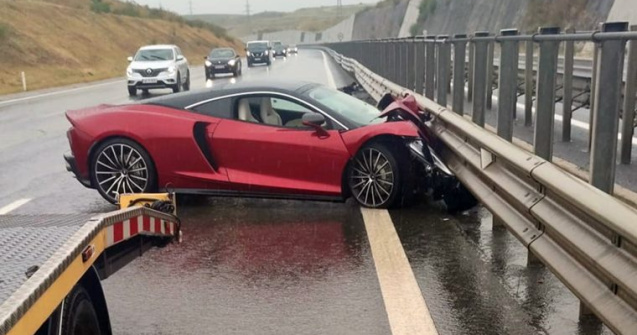 Bolid de 200.000 de euro făcut praf pe autostrada Transilvania. Șoferul avea permisul suspendat