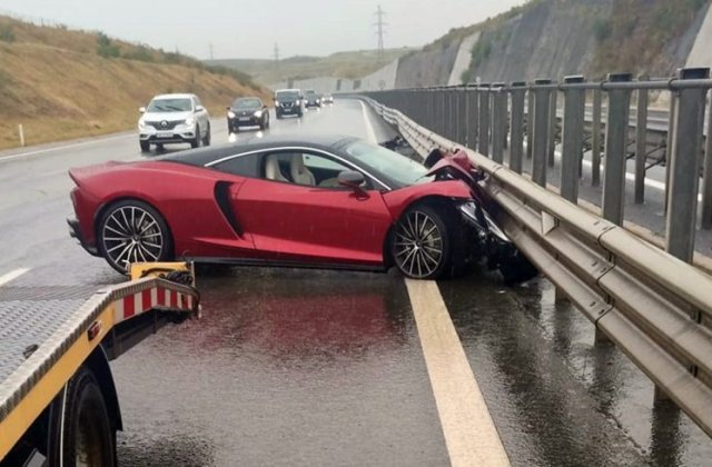 Bolid de 200.000 de euro făcut praf pe autostrada Transilvania. Șoferul avea permisul suspendat