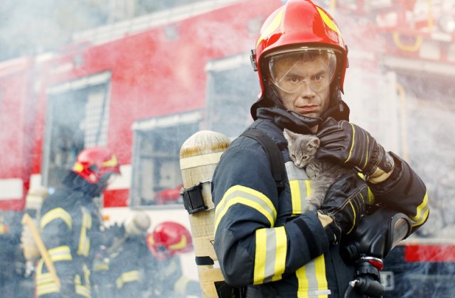 Pompierii români care au ajutat la stingerea incendiilor din Grecia au fost înaintați în grad