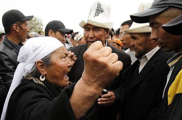 Kirgizstan, lovit de un "haos ordonat"