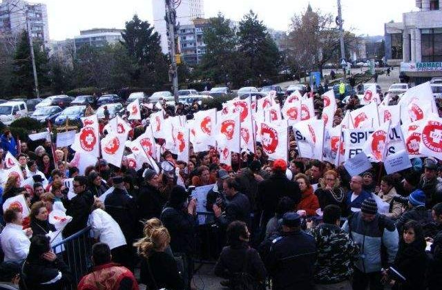 Mii de cadre sanitare protesteaza in Capitala: Manifestantii au adus un dric pentru "moartea Sanatatii"