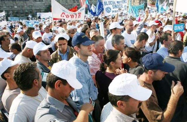 Protestul cadrelor sanitare s-a incheiat la Parlament, unde au fost lasate coroane de flori