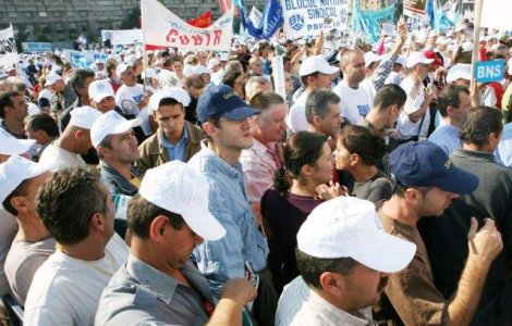 Protestul cadrelor sanitare s-a incheiat la Parlament, unde au fost lasate coroane de flori