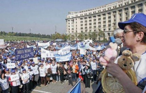 Peste 1.000 de sindicalisti din educatie picheteaza luni Parlamentul