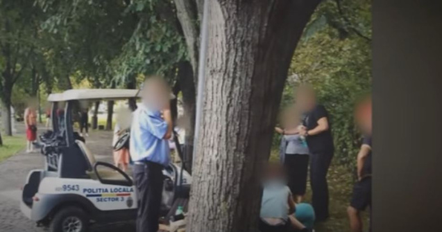 Două femei spulberate de un polițist mai preocupat să-și țină cafeaua. „Are toate degetele rupte, osul tălpii zdrobit”