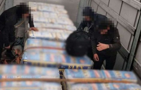 16 migranți din Afganistan și Iran, prinși ascunși în cinci TIR-uri, la Nădlac II