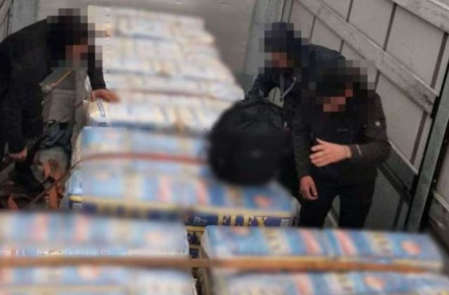16 migranți din Afganistan și Iran, prinși ascunși &icirc;n cinci TIR-uri, la Nădlac II