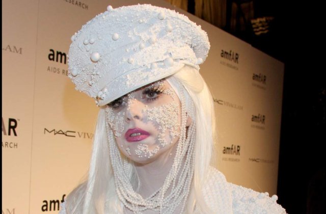 Lady Gaga vrea sa-si faca operatii estetice