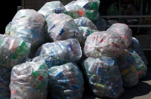 Incepe colectarea deseurilor de plastic?