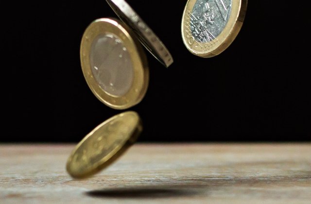 Euro atinge un nou maxim istoric față de leul rom&acirc;nesc. C&acirc;t valorează acesta